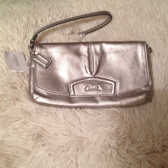 Coach large wristlet 🎀SOLD*🎀