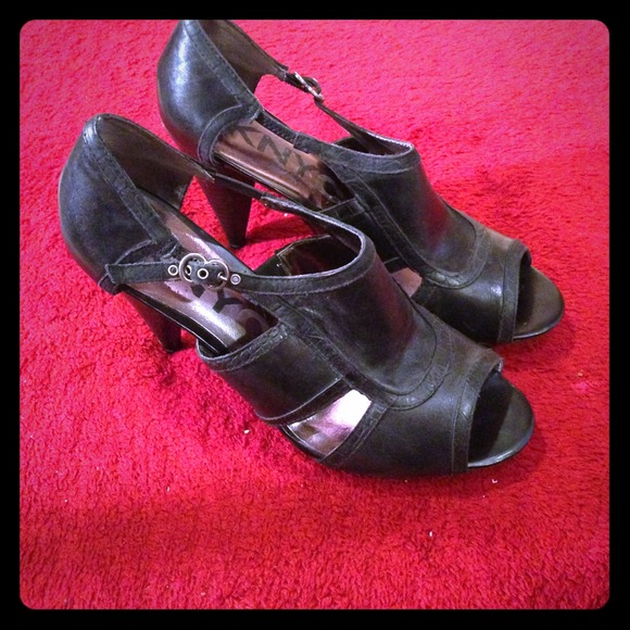 Black DKNYC heels