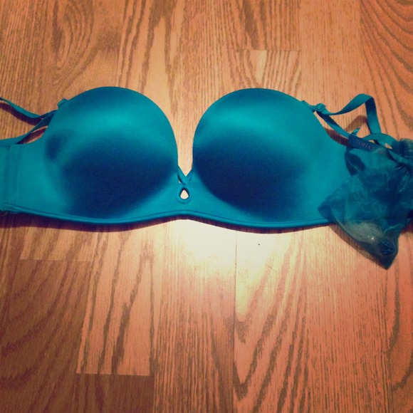 Brand new Bombshell strapless bra 32b
