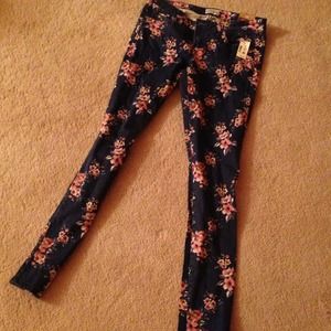 ✨ Reduced ✨Skinny floral jeans.