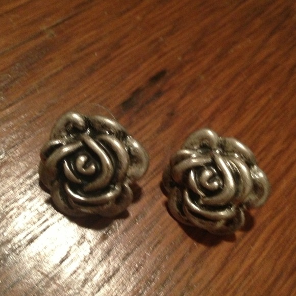 Flower studs