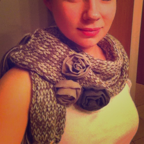 Warm and fashionable scarf