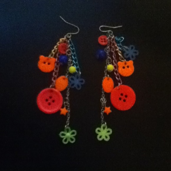 Adorable dangle button earrings!