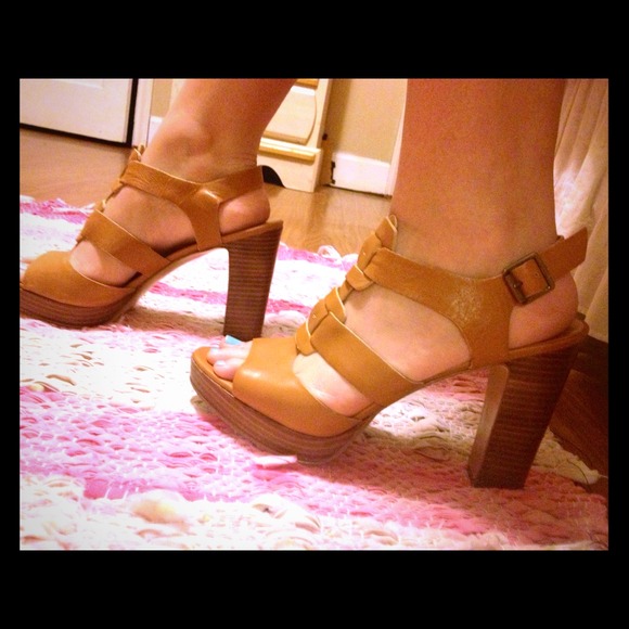 Tan heels, comfortable and super cute! 💕💗