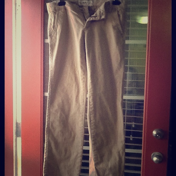 AEROPOSTALE KHAKI PANTS SIZE 3/4 short! :)