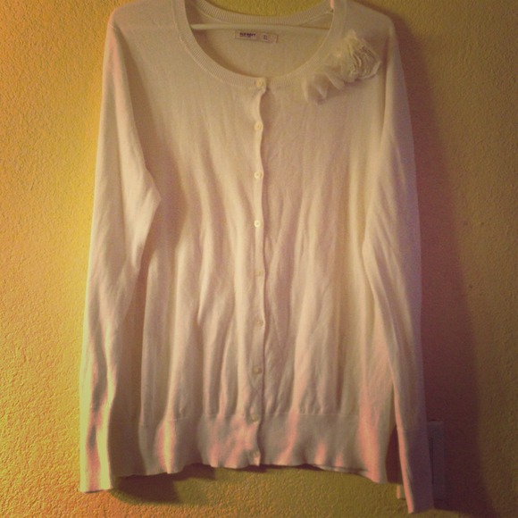 ❤❤SOLD❤❤XL Old Navy white rosette cardigan