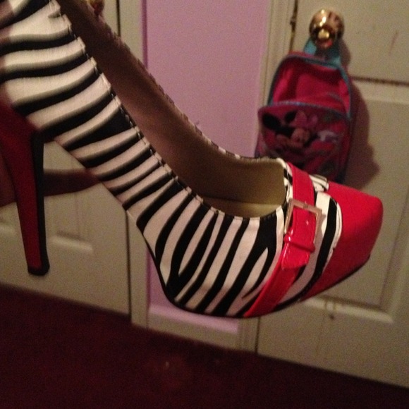 Red n black zebra shoes, size 7 1/2