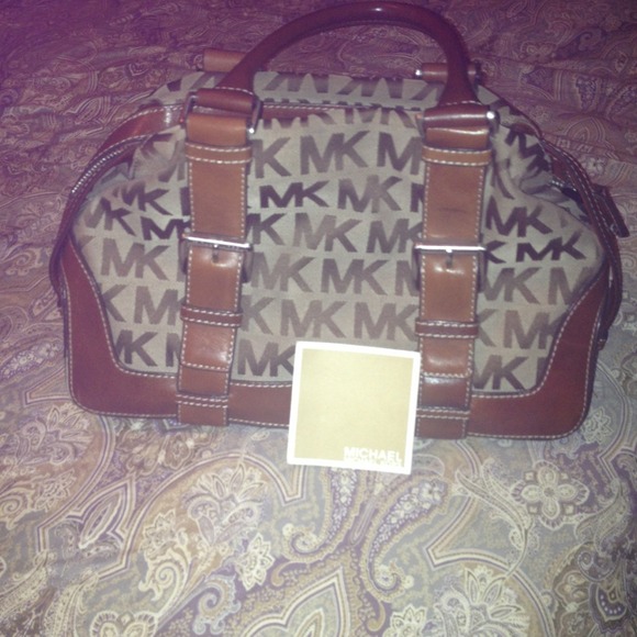 Beautiful Michael kors signature bag. Authentic!!