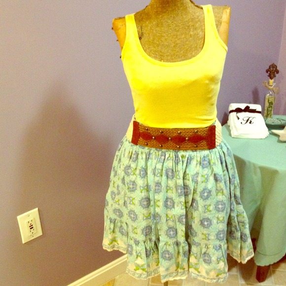 High waisted spring skirt with yellow tank
