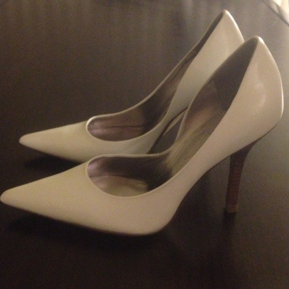 🌟RESERVED🌟White Guess Marciano Pumps