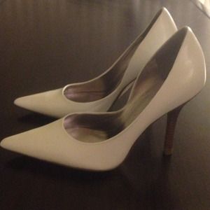 🌟RESERVED🌟White Guess Marciano Pumps