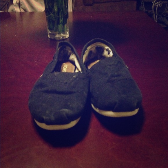 Black TOMS