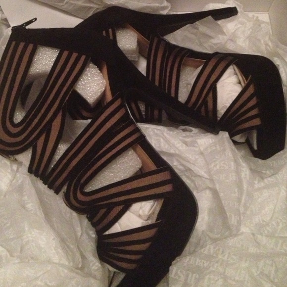 Shoes - !! New black&tan with cut out shoes