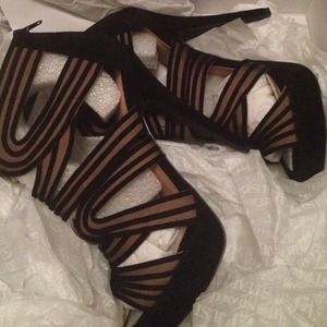 !! New black&tan with cut out shoes