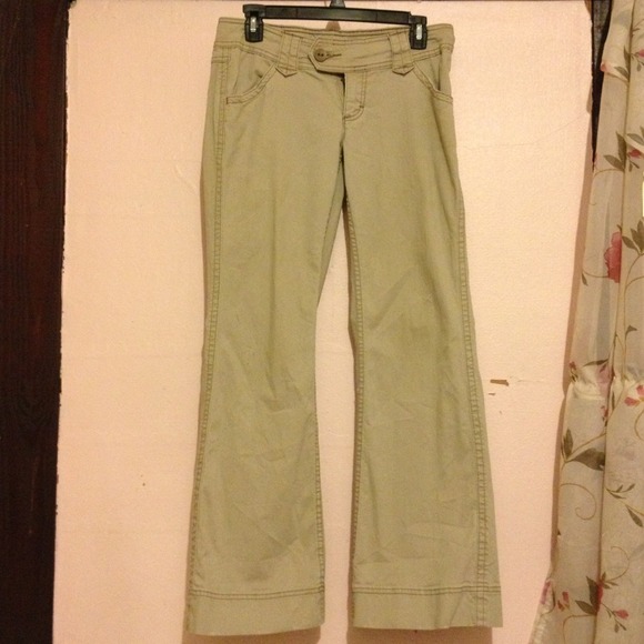 Khaki pants!! 👖