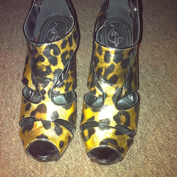 Baby phat gold and black 3inch heel