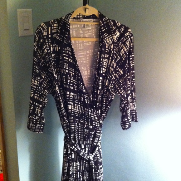 💢SOLD IN BUNDLE💢Black and white wrap dress
