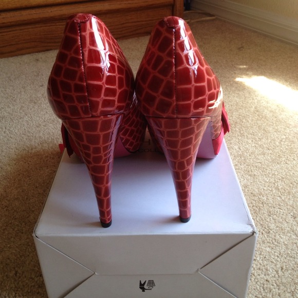 🎀SOLD🎀Paris Hilton,Red Croc Patent Leather Pump - Picture 2 of 4