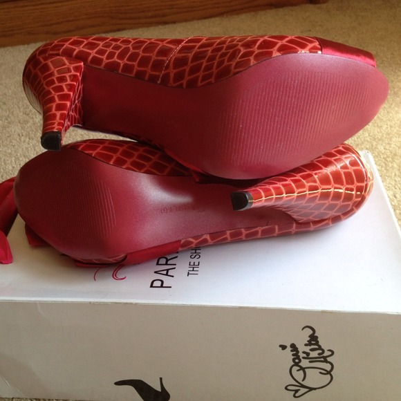 🎀SOLD🎀Paris Hilton,Red Croc Patent Leather Pump - Picture 3 of 4