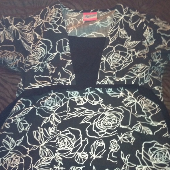 Nursing scrub top 🎈🎈Reserved 🎈🎈