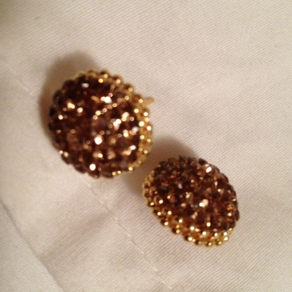 Button earrings - Picture 3 of 3