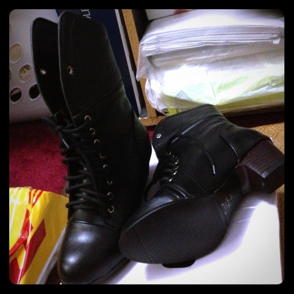 leather ankle Boots with lace-up