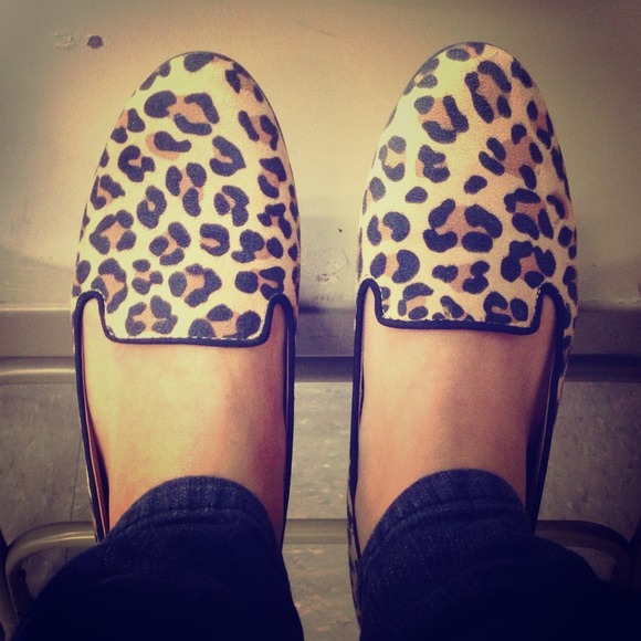 Adorable leopard print tuxedo flats!