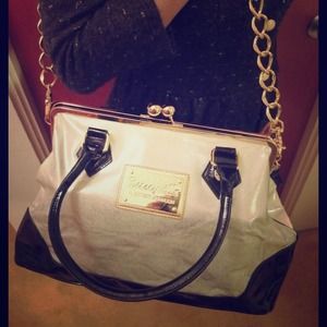 @Donahue71 Betseyville patent satchel.