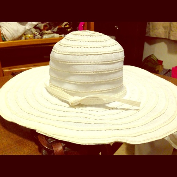 White sun hat!