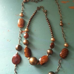 Short brown and gold necklace