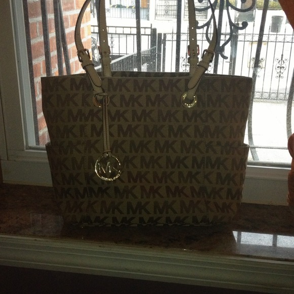 reserved Micheal Kors Jet Set Tote Signature