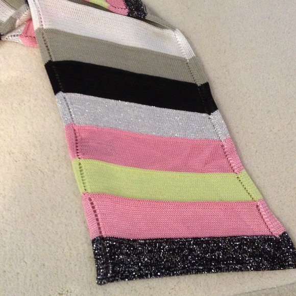 MISSONI  SCARF.  Just reduced - Picture 3 of 3