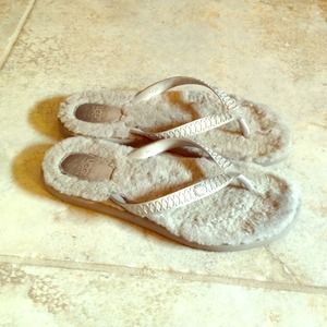 Ugg fluffy flip flops