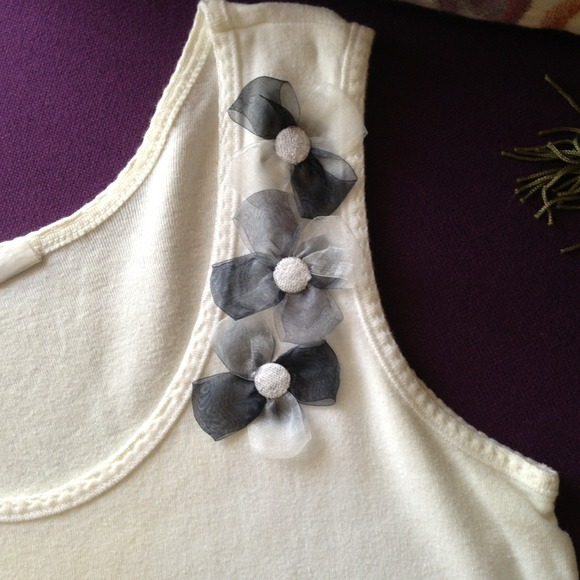 White cotton  tank with three flowers on front - Picture 2 of 4