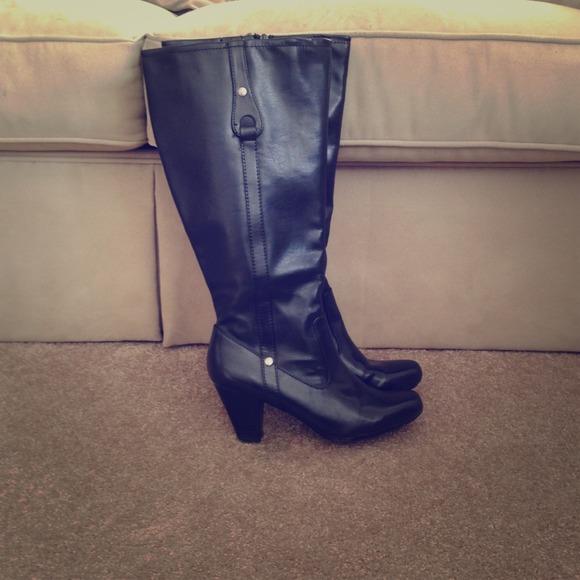 Tall black boot, zip up, thick top, shorter heel👢 - Picture 1 of 4