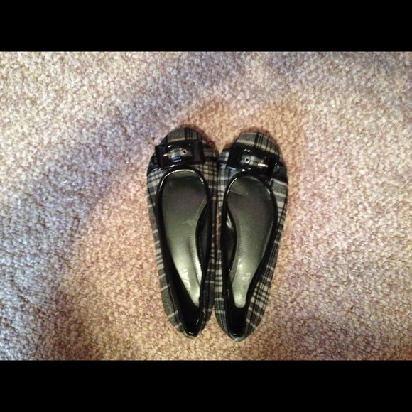 REDUCED! Black and grey plaid flats with buckle ❤