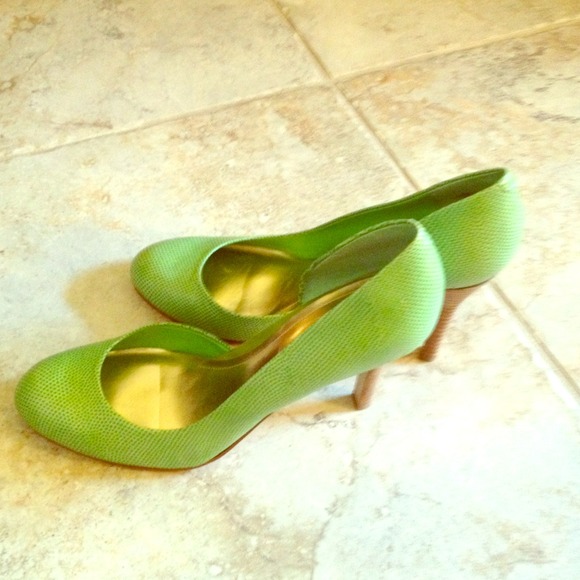 ***Sold..Nine West lime green pumps***