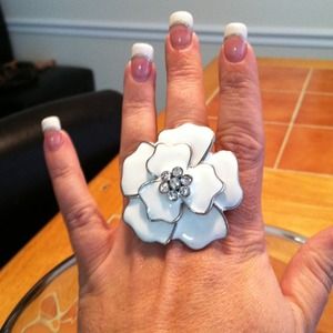 White flower stretch ring