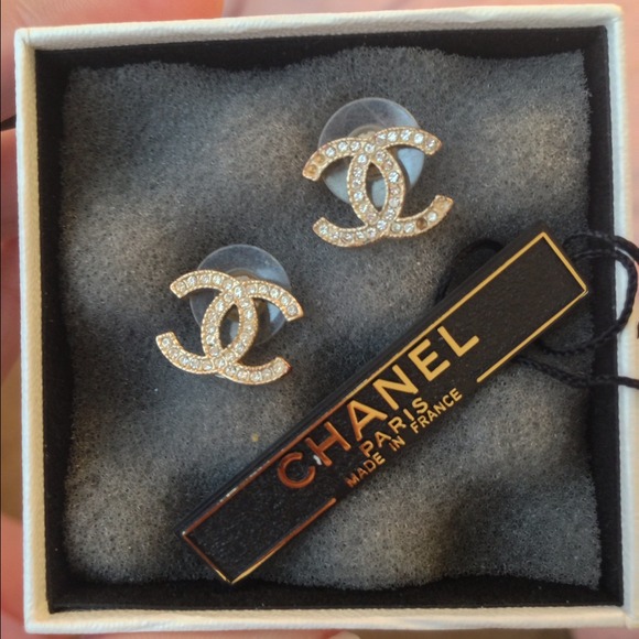 🎀SOLD🎀 REDUCED PRICE 👍CHANEL Stud Earring