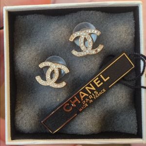 🎀SOLD🎀 REDUCED PRICE 👍CHANEL Stud Earring