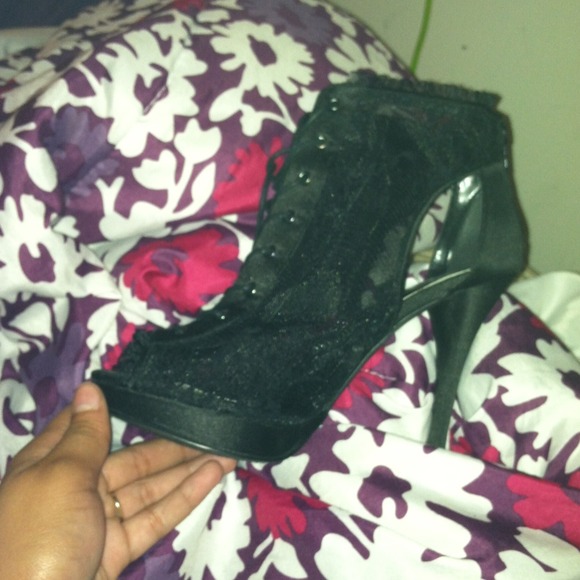 Black heels - Picture 2 of 4