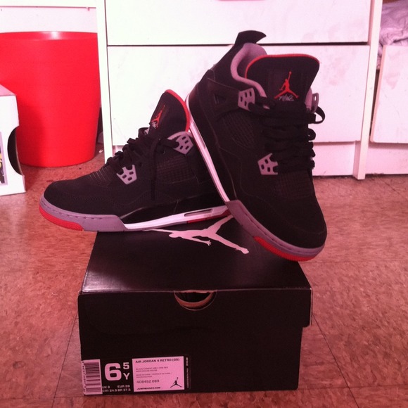 Shoes - Air Jordan 4 retro