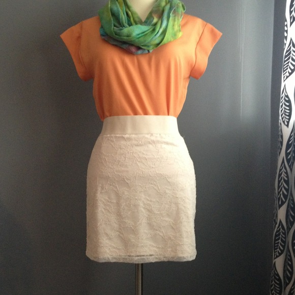 Cream stretch lace mini. DIVIDED BY H&M BNWT