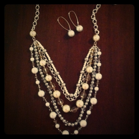 Pearl necklace with earrings