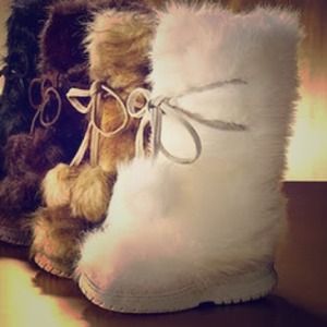 Colin Stuart White Fur Pom-Pom Boots