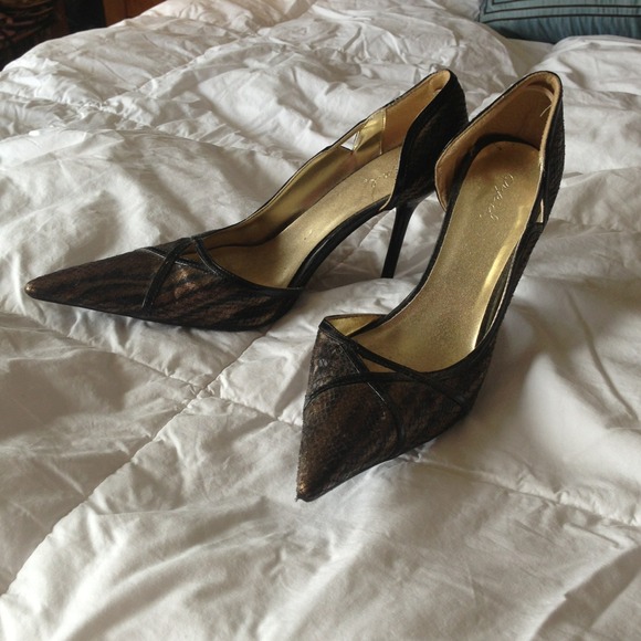 Gorgeous pair or black/gold shoes