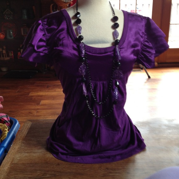 🚫Bundle 2shirts and a necklace🚫Purple shirt
