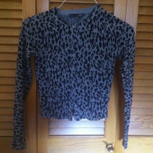 Grey leopard Print sweater. - Picture 1 of 2