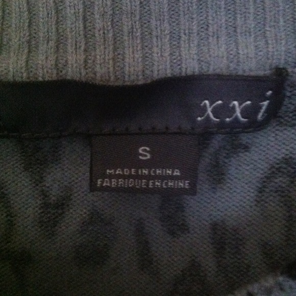 Grey leopard Print sweater. - Picture 2 of 2