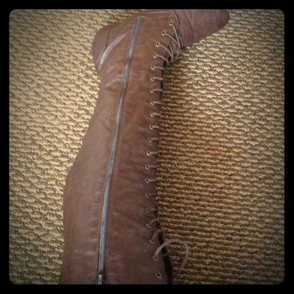 Brown high boots with zipper on the side